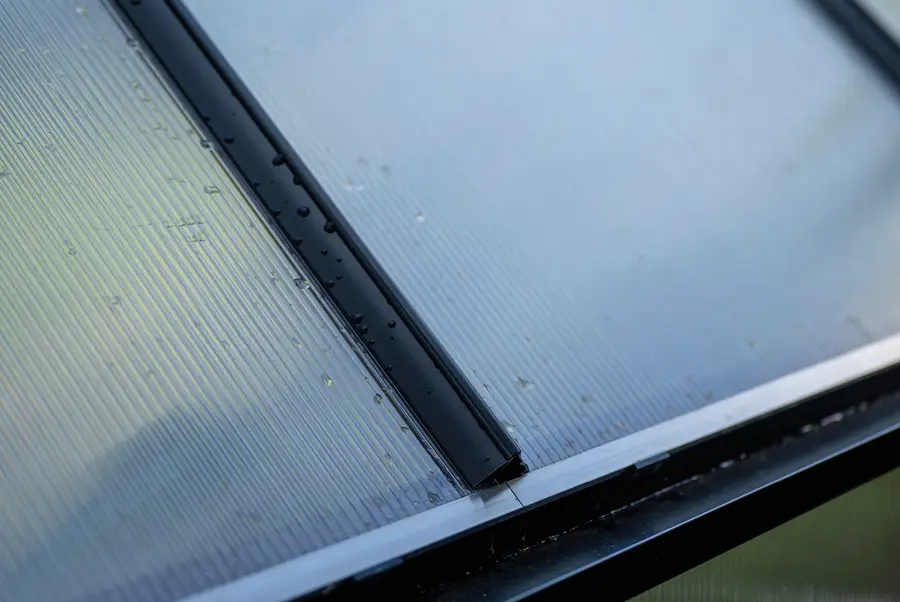Capping - ICON 6 · 4.9 m² (6' x 8') 4 mm Polycarbonate